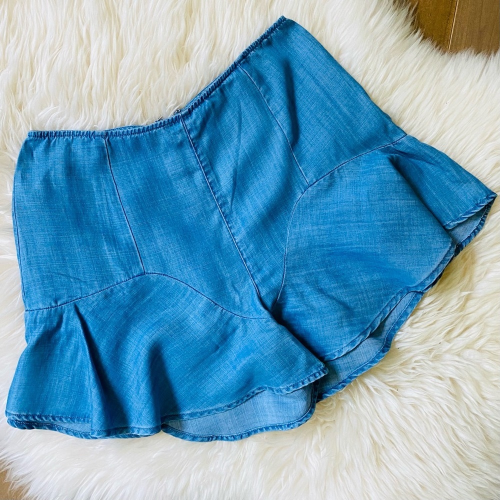 GUESS CHAMBRAY FLOUNCE SHORTS